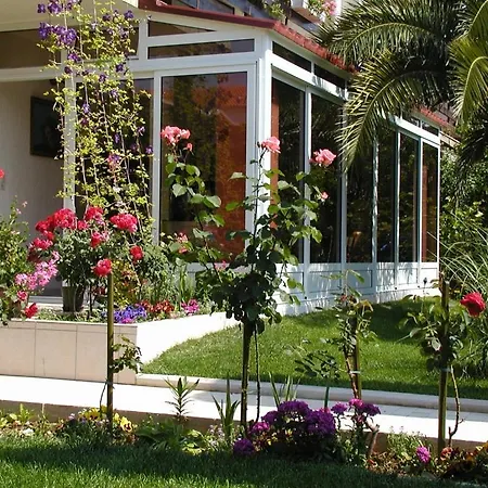 Гостевой дом In With Balcony, Air Conditioning, Wi-fi Водице